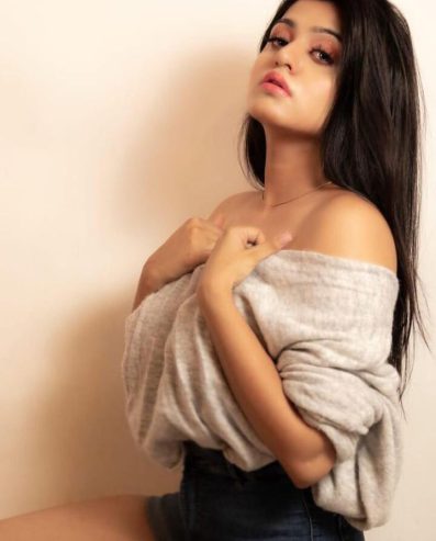 Hot-Brunette-Call-Girl-Escorts-Service-In-Hyderabad-Sara-For-A-Sexy-And-Unforgettable-Getaway-5